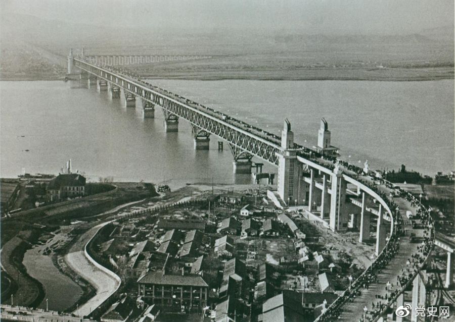说明: 1968年12月29日， 南京长江大桥全面建成通车。这是当时中国自行设计建造的最大的铁路、公路两用桥。